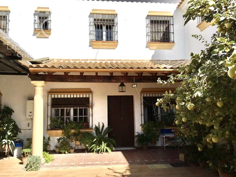 Vista exterior de Casa adosada en venda en La Palma del Condado amb Aire condicionat, Terrassa i Traster