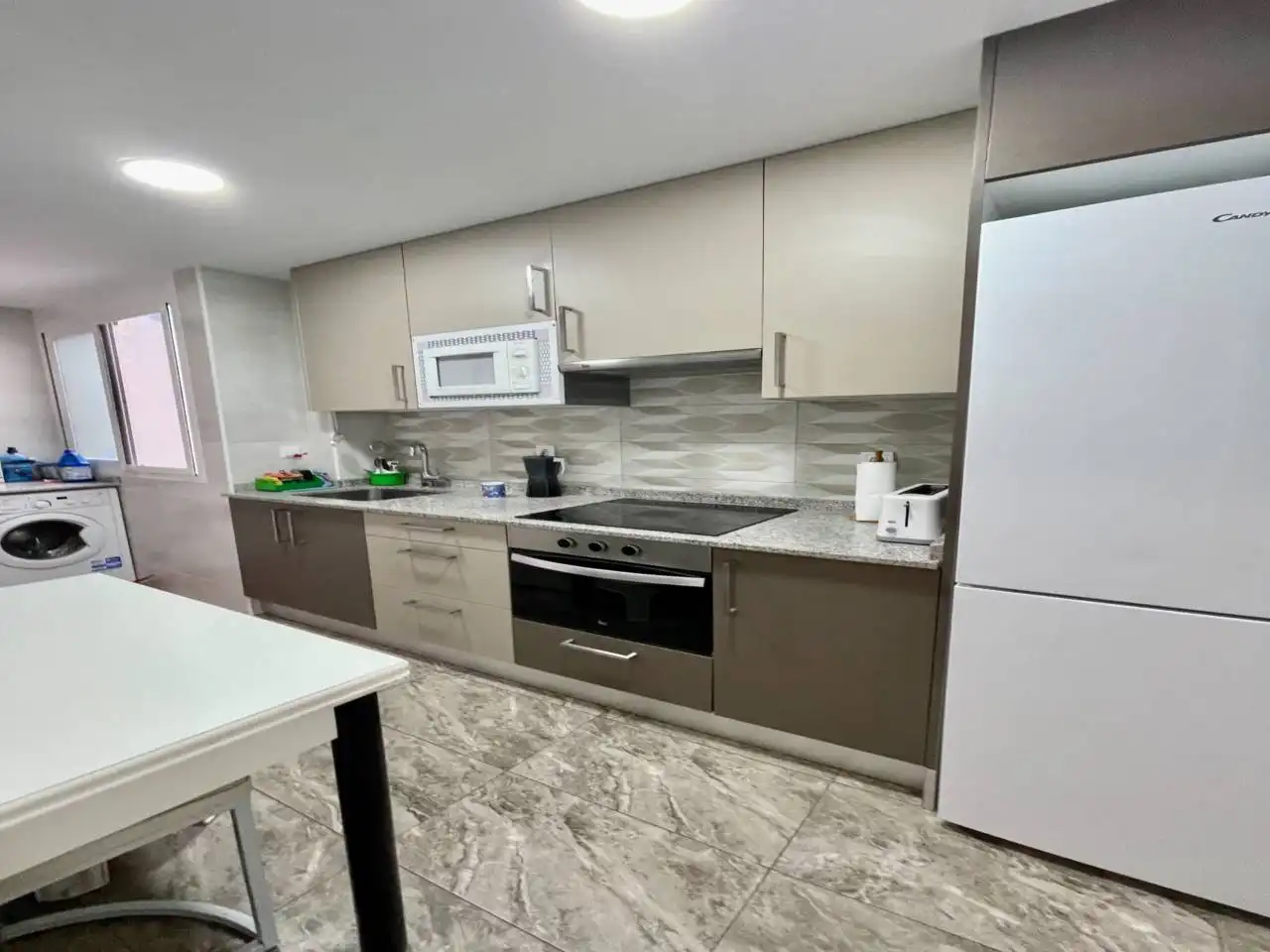 Cuina de Apartament de lloguer en El Campello amb Aire condicionat, Terrassa i Moblat