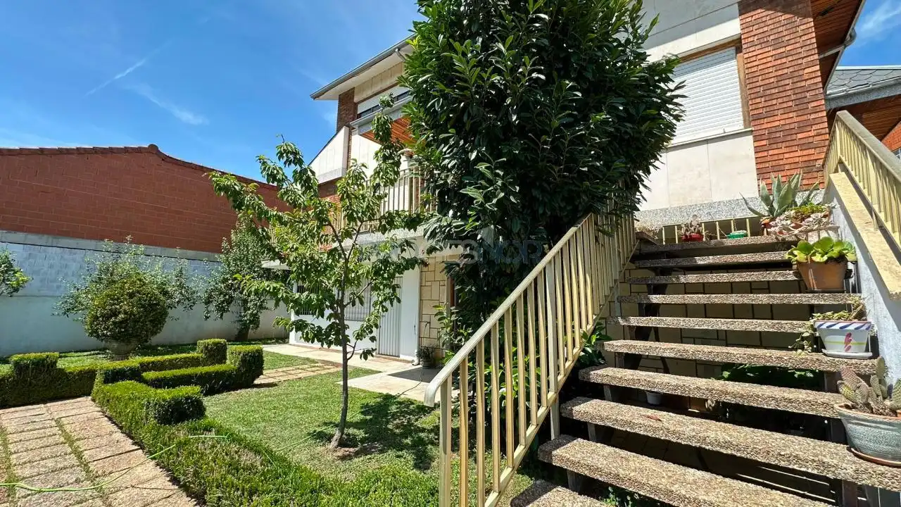 Vista exterior de Casa o chalet en venta en Carrizo con Calefacción, Jardín privado y Terraza