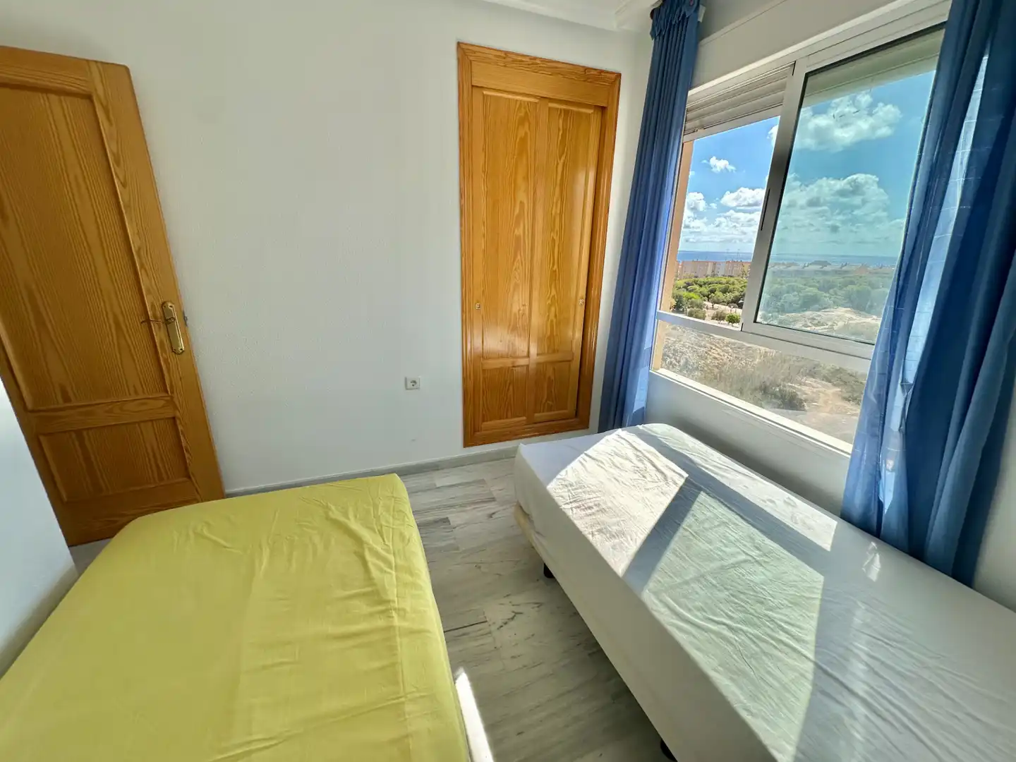 Schlafzimmer von Dachboden zum Verkauf in Guardamar del Segura mit Klimaanlage, Heizung und Terrasse