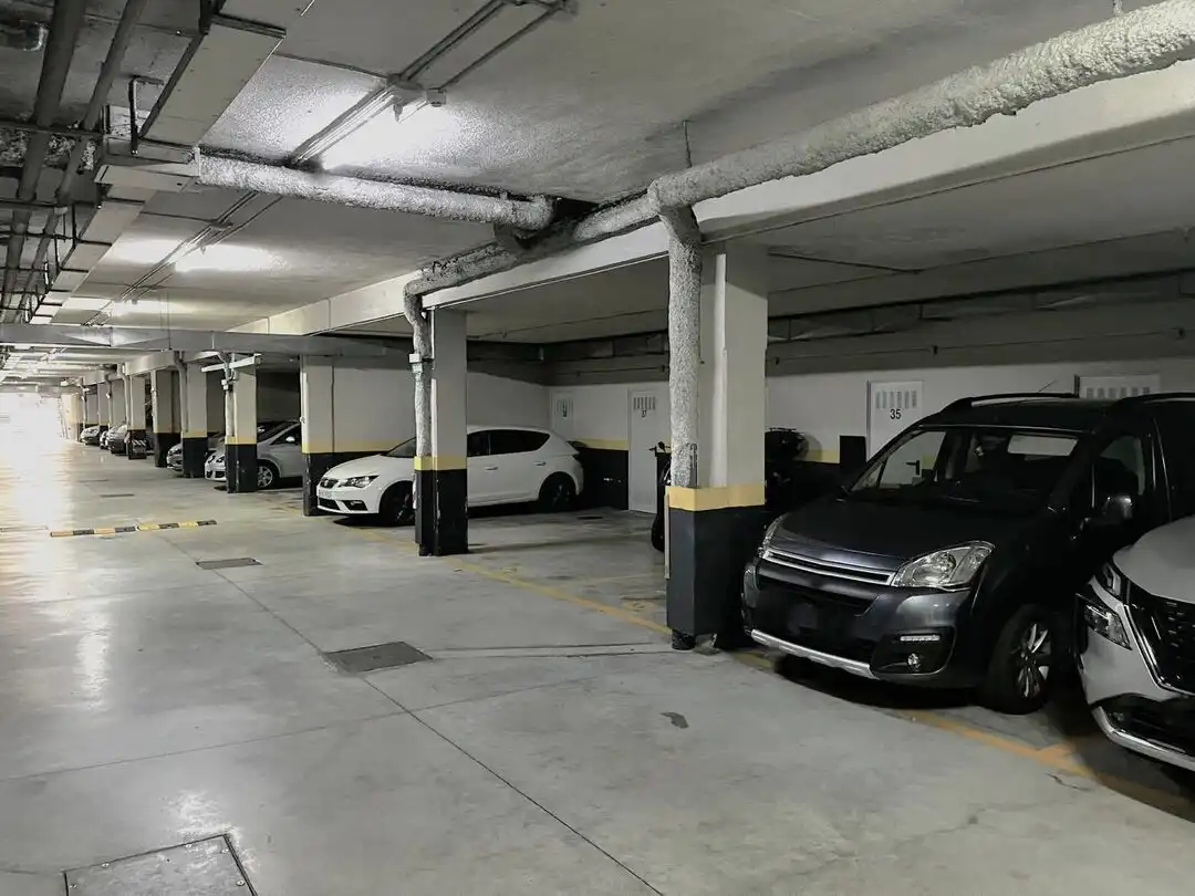 Parking de Piso en venta en  Pamplona / Iruña con Calefacción, Jardín privado y Trastero