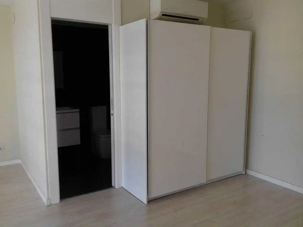 Schlafzimmer von Büro zum Verkauf in Manises mit Klimaanlage und Balkon