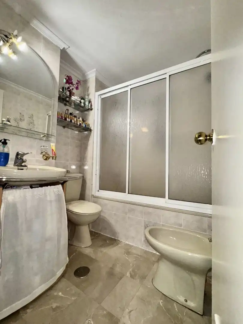 Bathroom of Flat for sale in Sevilla  with Air Conditioner and Terrace