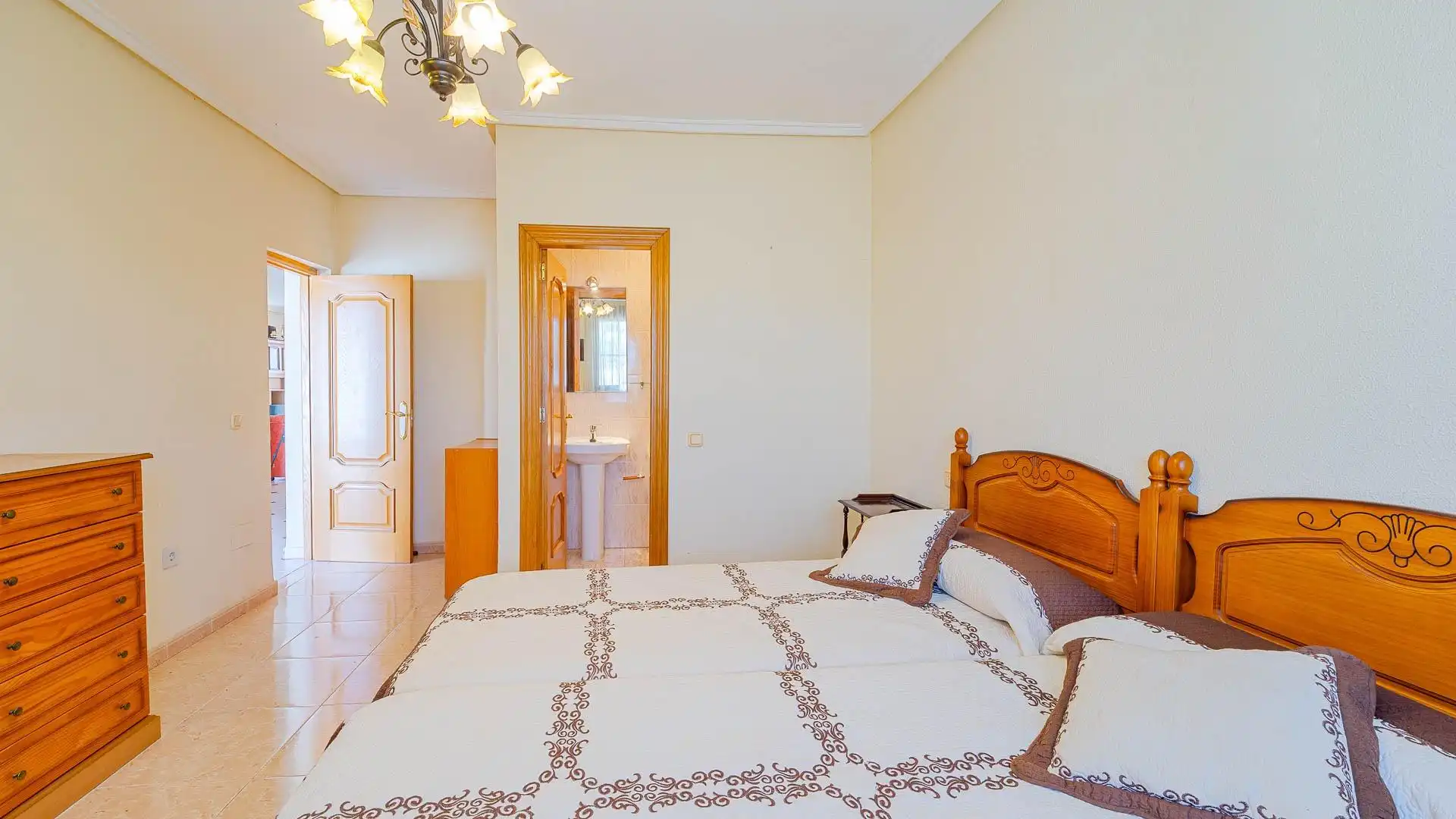 Habitación de Casa adosada en venta en Torrevieja con Jardín privado, Trastero y Piscina