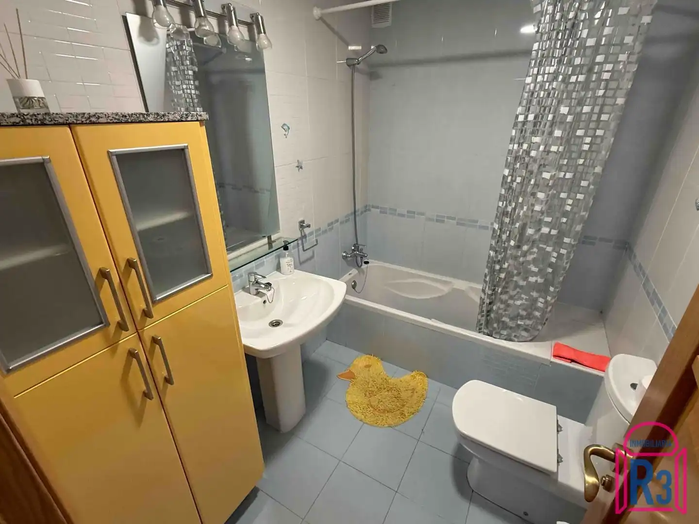 Baño de Piso de alquiler en León Capital  con Calefacción, Terraza y Amueblado