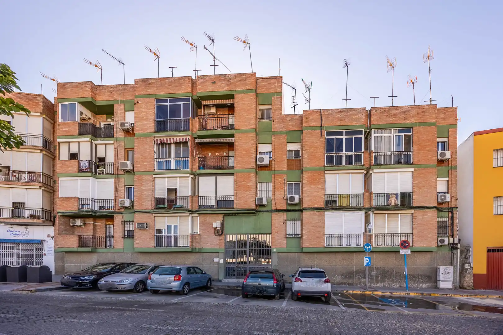 Vista exterior de Piso en venta en Mairena del Aljarafe con Calefacción, Parquet y Balcón