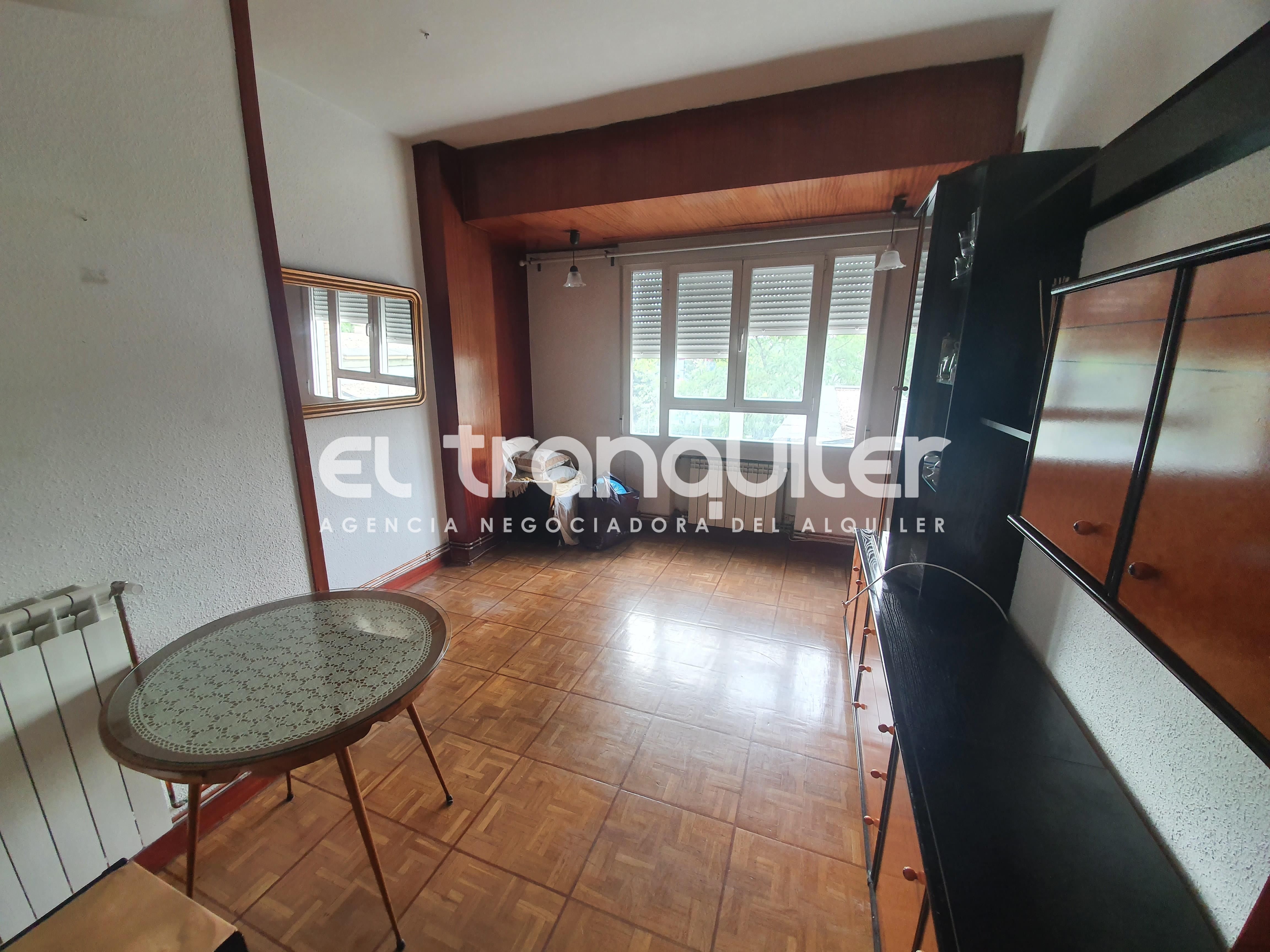 Sala d'estar de Pis en venda en  Madrid Capital amb Parquet, Terrassa i Moblat