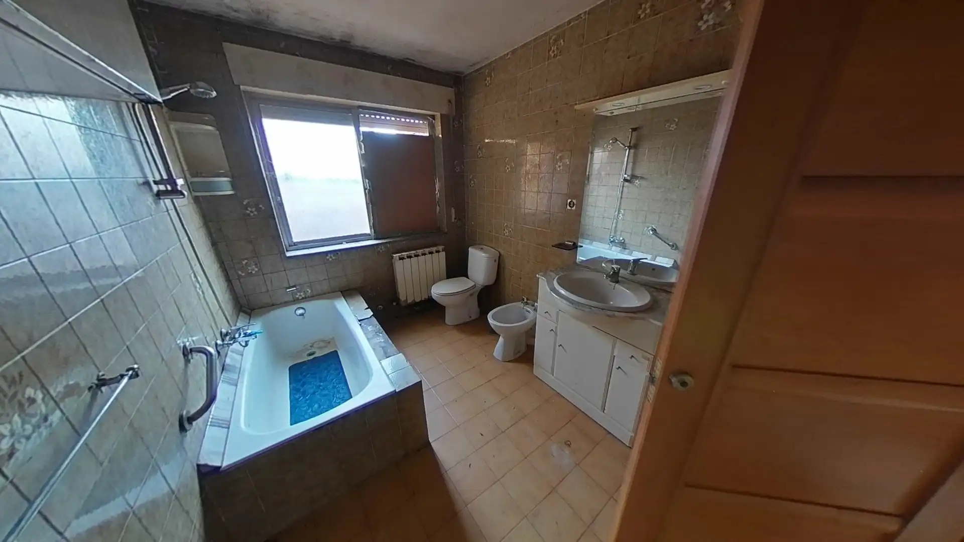 Bathroom of Houses for sale in Valdesamario