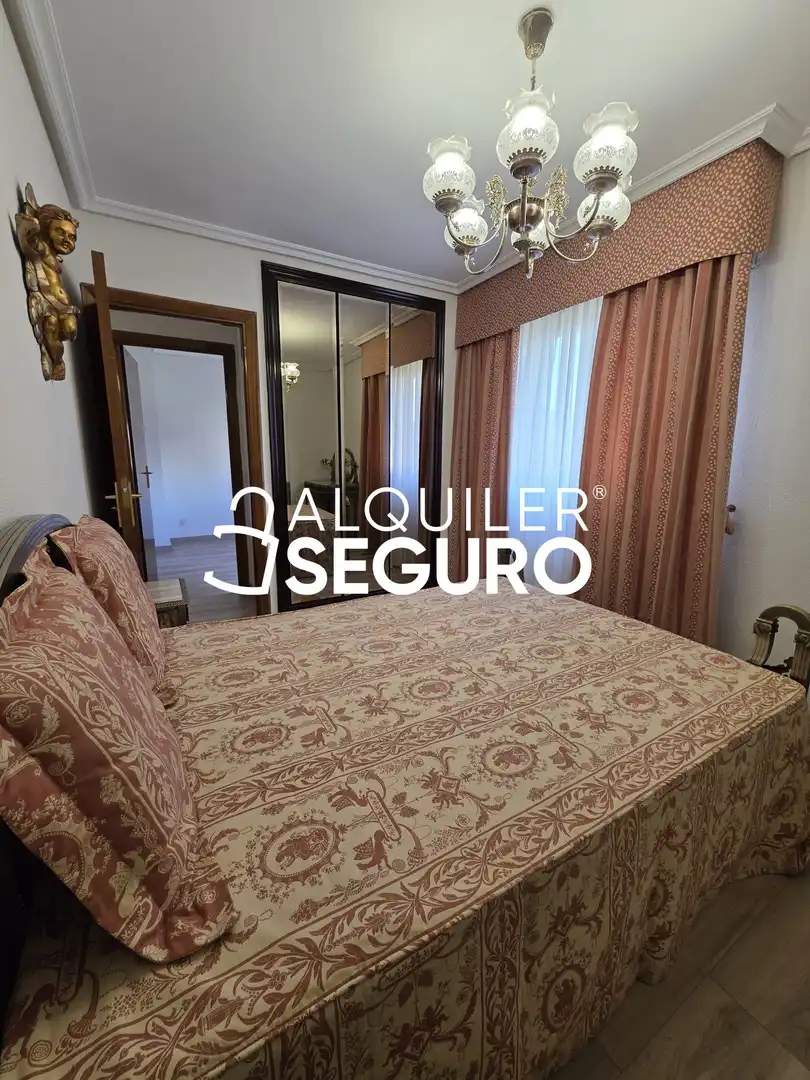 Schlafzimmer von Wohnung zur Miete in Burgos mit Heizung, Terrasse und Möbliert