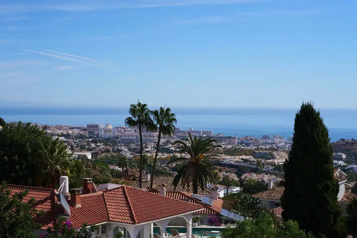 Vista exterior de Casa o xalet en venda en Benalmádena amb Aire condicionat, Jardí privat i Terrassa