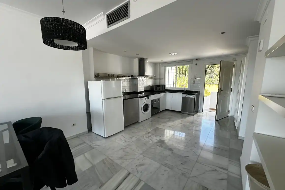 Küche von Wohnungen zum Verkauf in Marbella mit Klimaanlage, Privatgarten und Terrasse