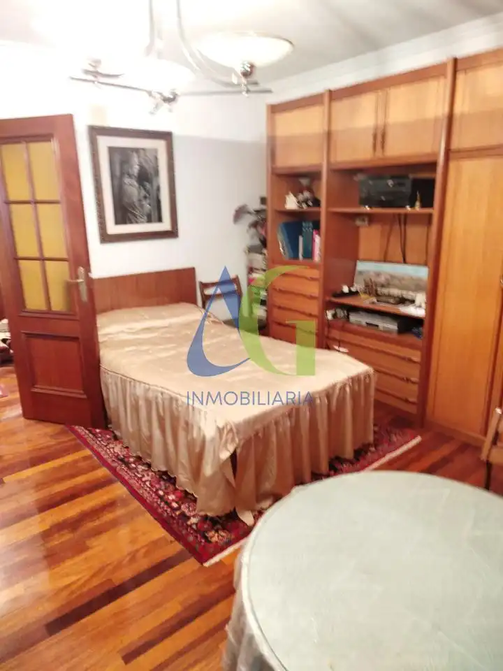 Dormitori de Pis en venda en León Capital  amb Calefacció, Parquet i Terrassa