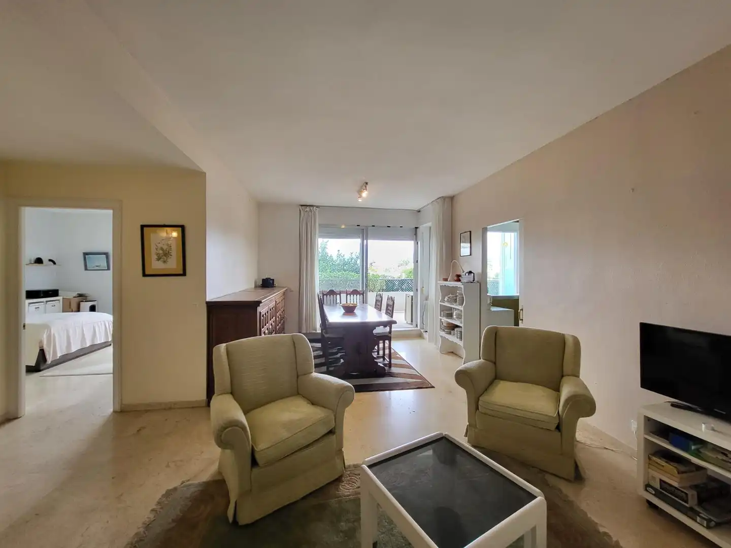 Sala d'estar de Apartament en venda en Marbella amb Jardí privat, Terrassa i Traster