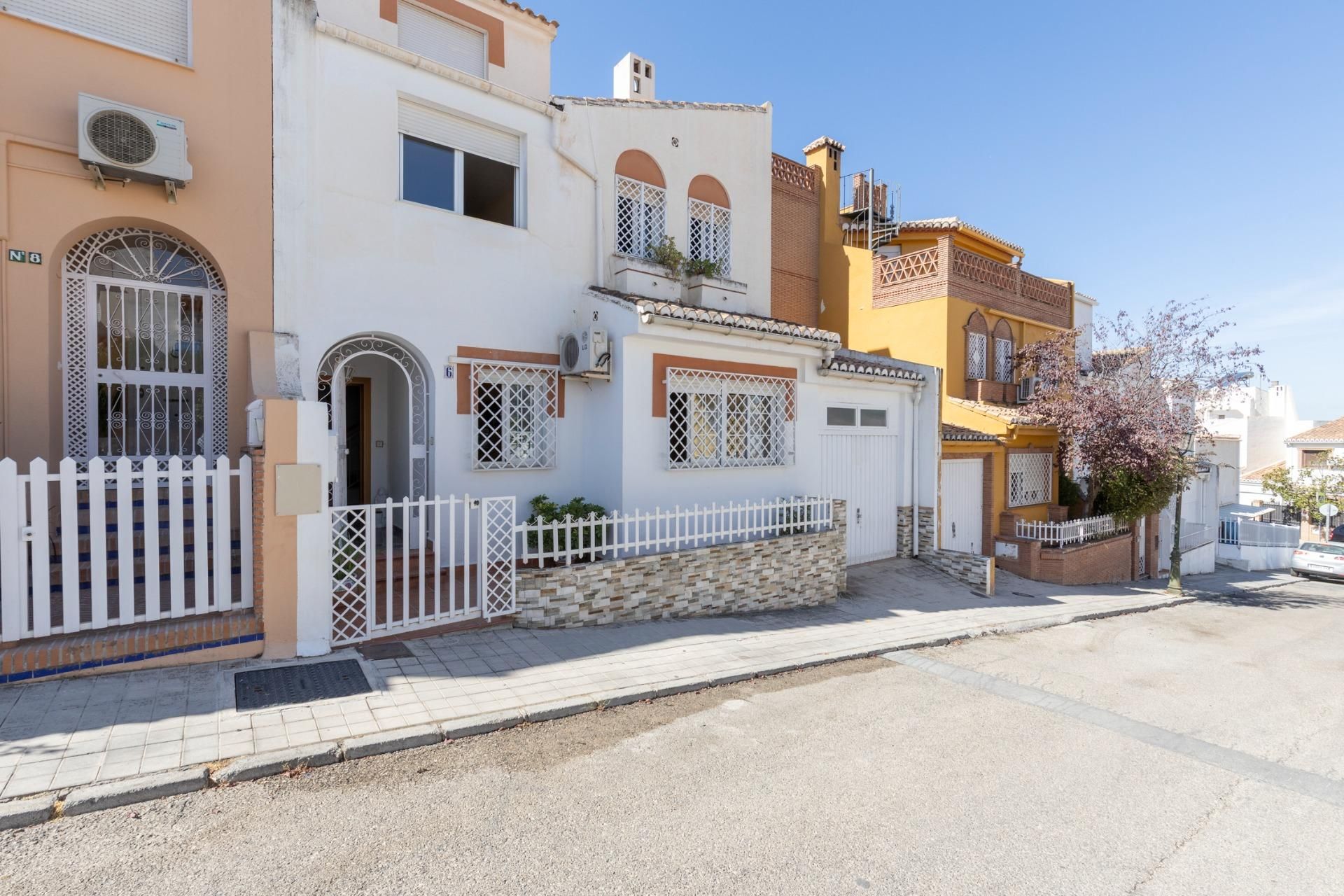 Exterior view of Single-family semi-detached for sale in Huétor Vega  with Air Conditioner, Heating and Terrace