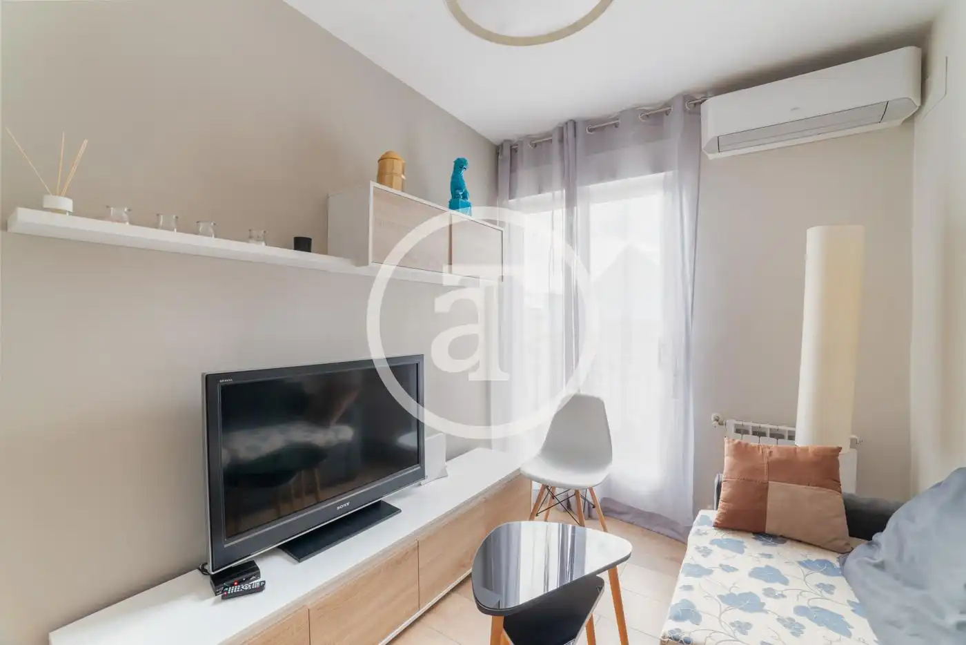 Living room of Flat for rent in Madrid  with Air Conditioner, Heating and Furnished