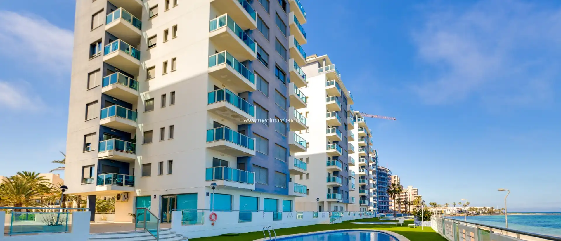 Vista exterior de Dúplex en venda en La Manga del Mar Menor amb Aire condicionat, Calefacció i Jardí privat