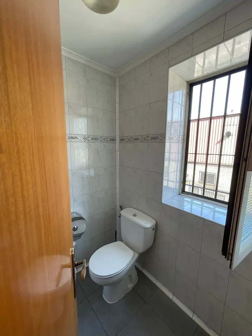 Baño de Local en venta en Valle de Trápaga-Trapagaran con Aire acondicionado, Terraza y Amueblado