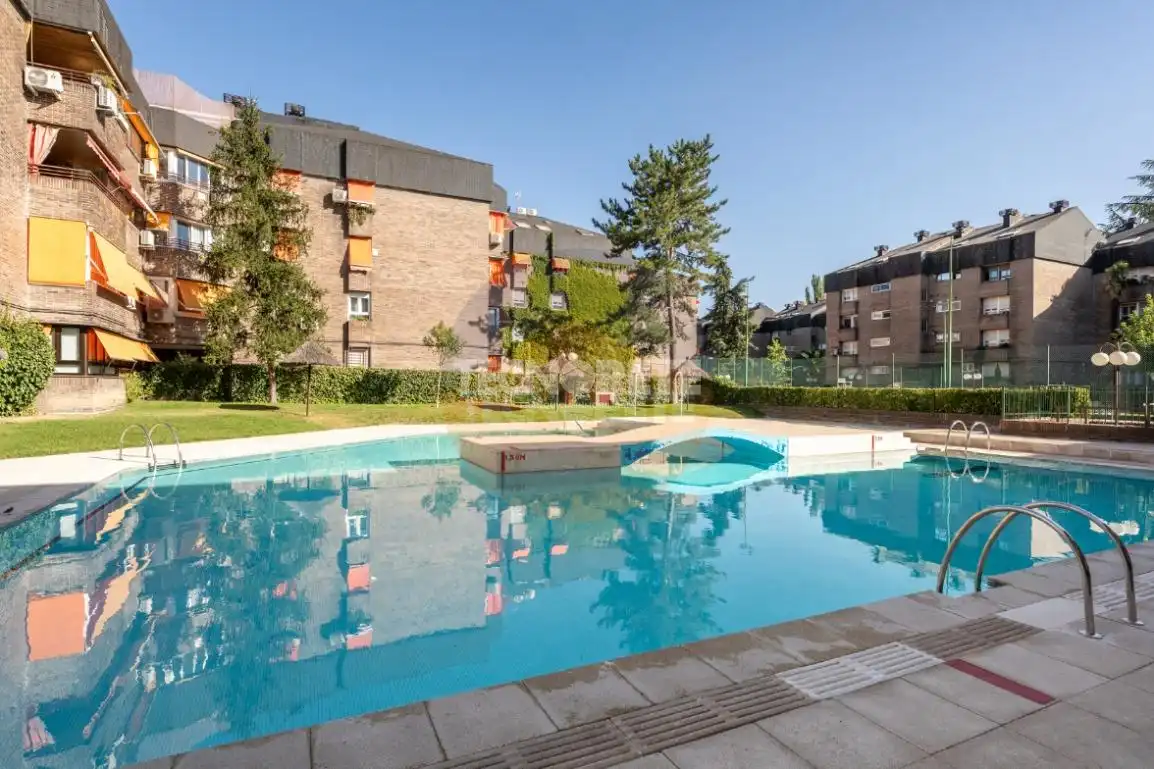 Piscina de Pis en venda en Majadahonda amb Calefacció, Terrassa i Traster