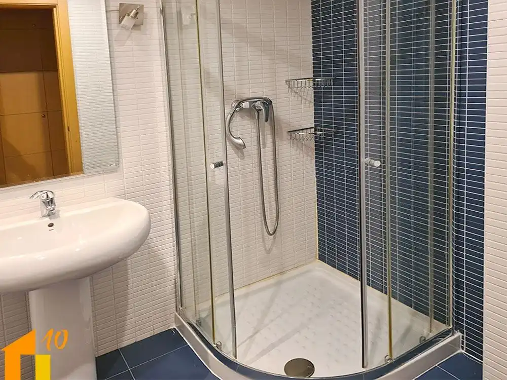 Baño de Piso de alquiler en Burgos con Calefacción y Trastero