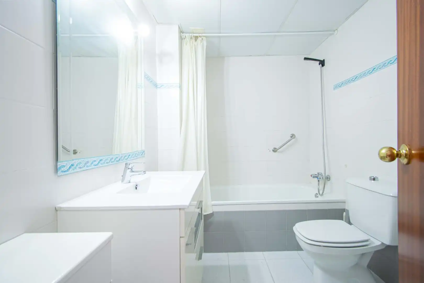 Badezimmer von Einfamilien-Reihenhaus zum Verkauf in Sevilla mit Klimaanlage und Heizung