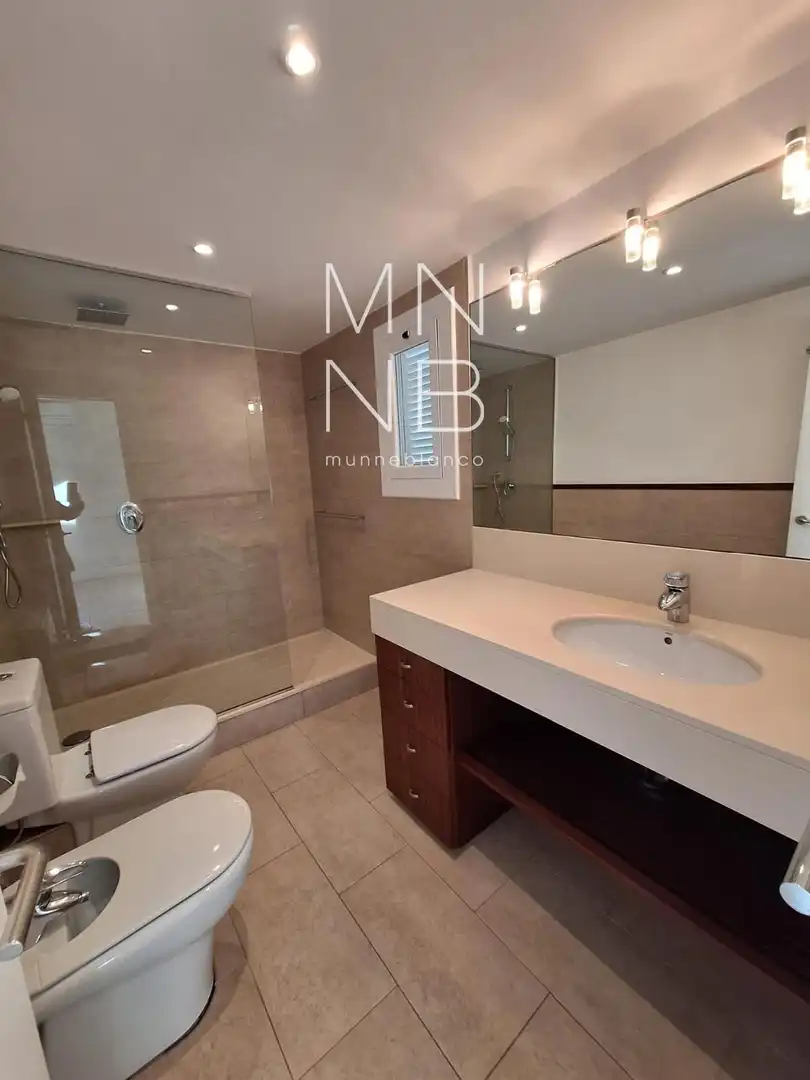 Badezimmer von Dachboden zum Verkauf in Sant Vicenç de Montalt mit Klimaanlage, Heizung und Terrasse