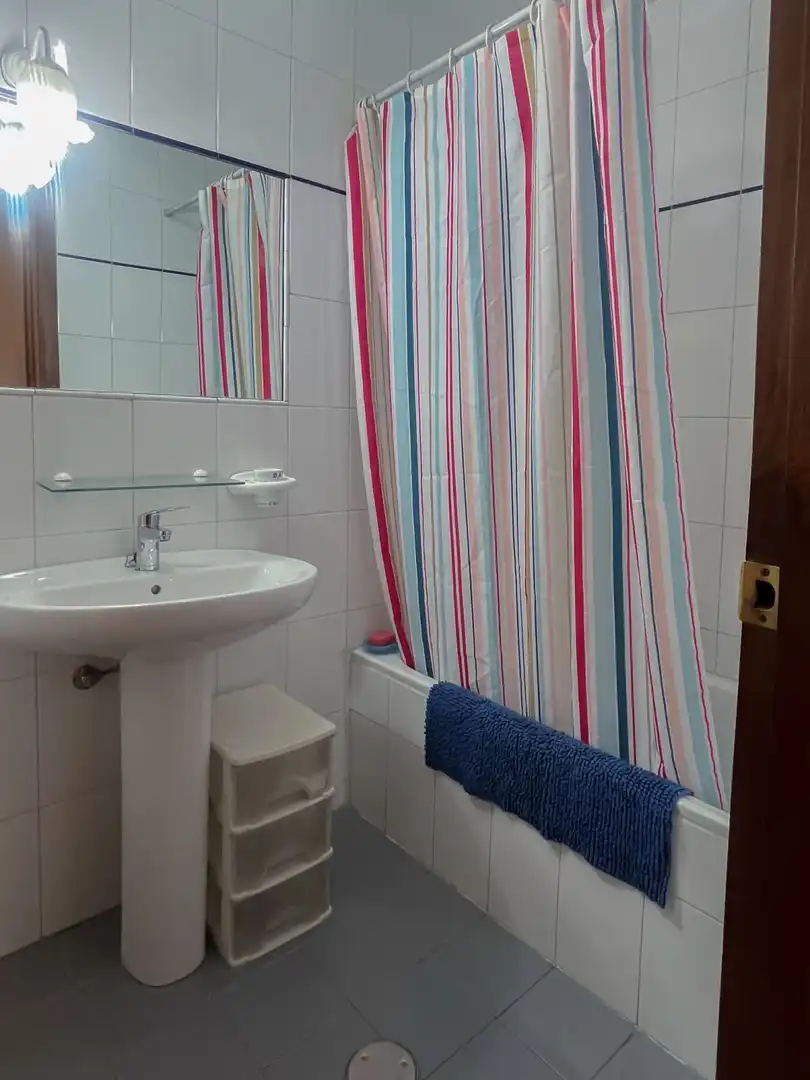 Badezimmer von Wohnung zur Miete in Sevilla mit Klimaanlage, Heizung und Terrasse