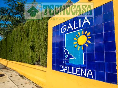 Vista exterior de Casa adosada en venda en Rota amb Aire condicionat, Calefacció i Jardí privat