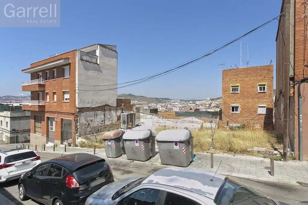 Terrenos y solares en venta en carrer SEVILLA 
 BADALONA (BARCELONA)