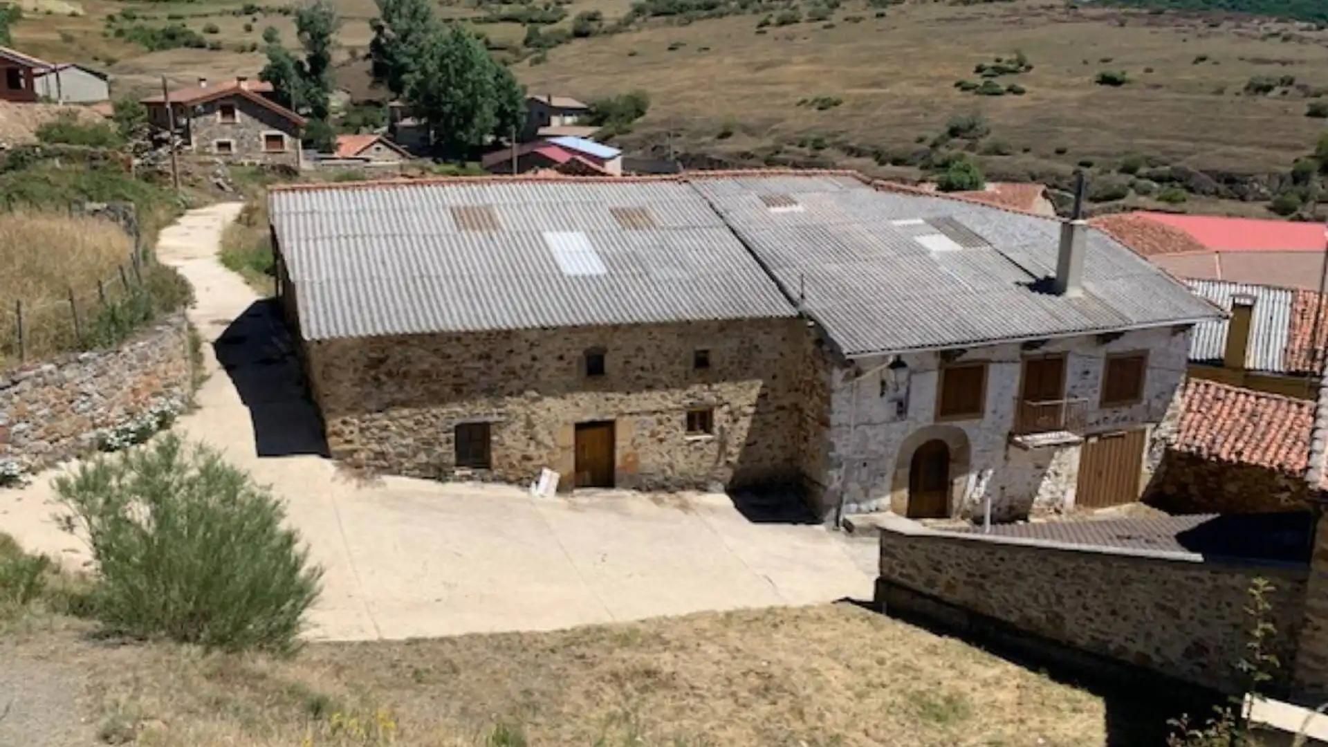 Exterior view of Houses for sale in La Pernía    with Private garden