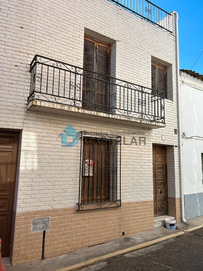 Vista exterior de Casa adosada en venda en Salvaleón amb Moblat