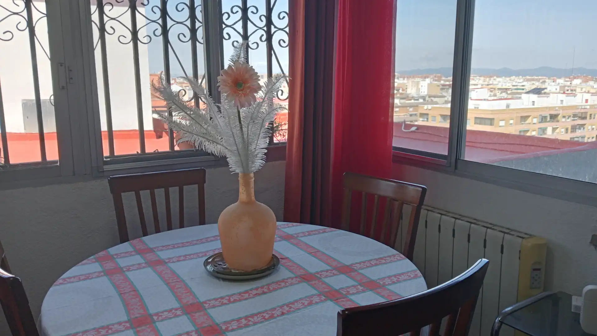 Comedor de Piso de alquiler en  Valencia Capital con Amueblado, Horno y Lavadora