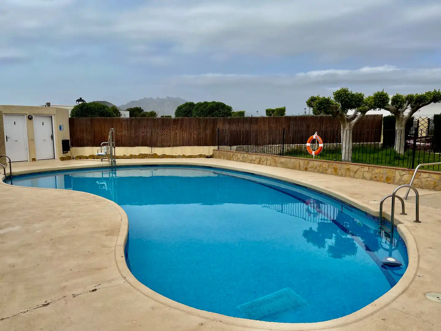 Piscina de Apartament de lloguer en Garrucha amb Moblat i Piscina comunitària