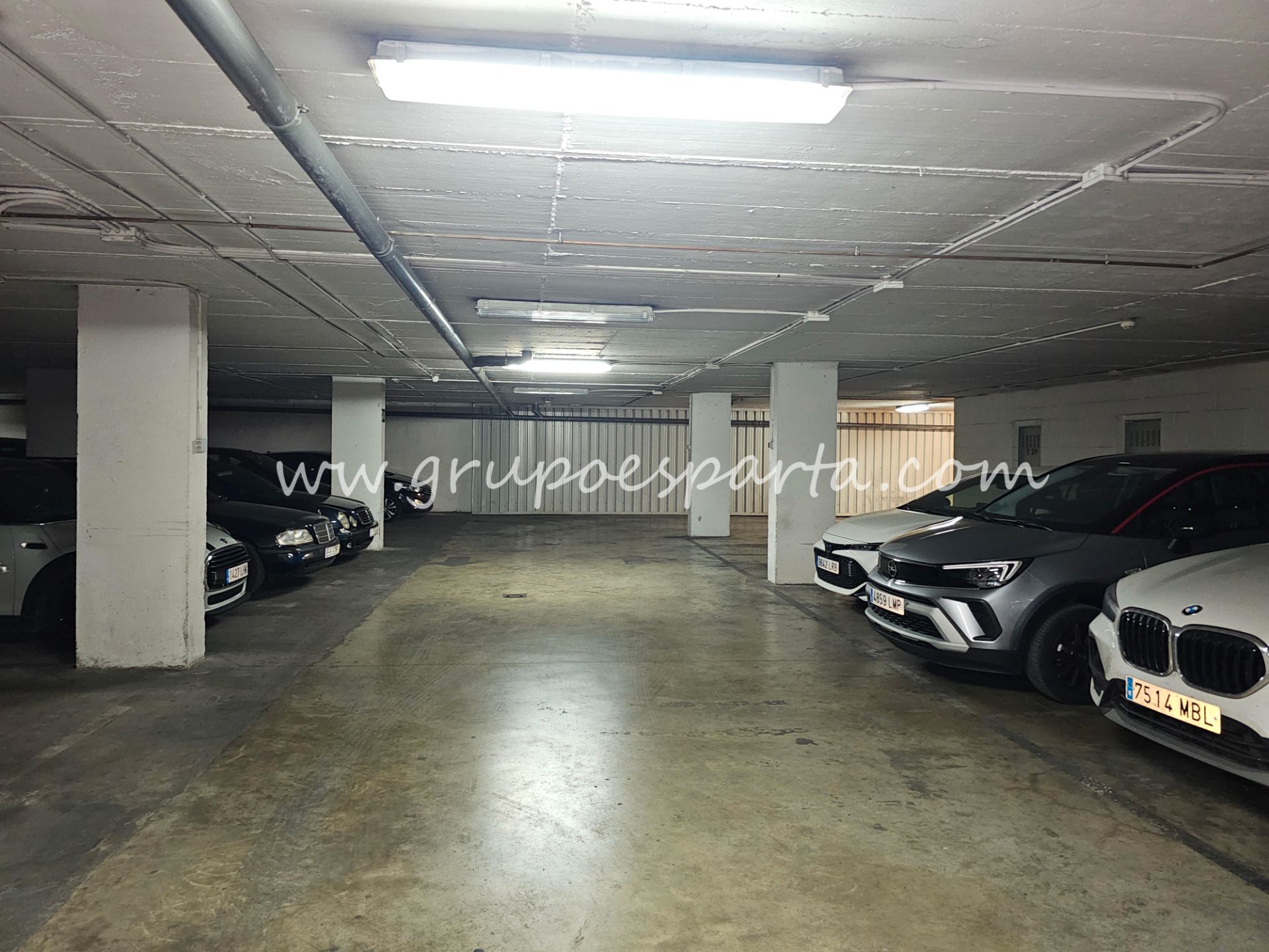 Garaje en venta en Calle Amador de los Ríos, 38, La Calzada - La Florida
