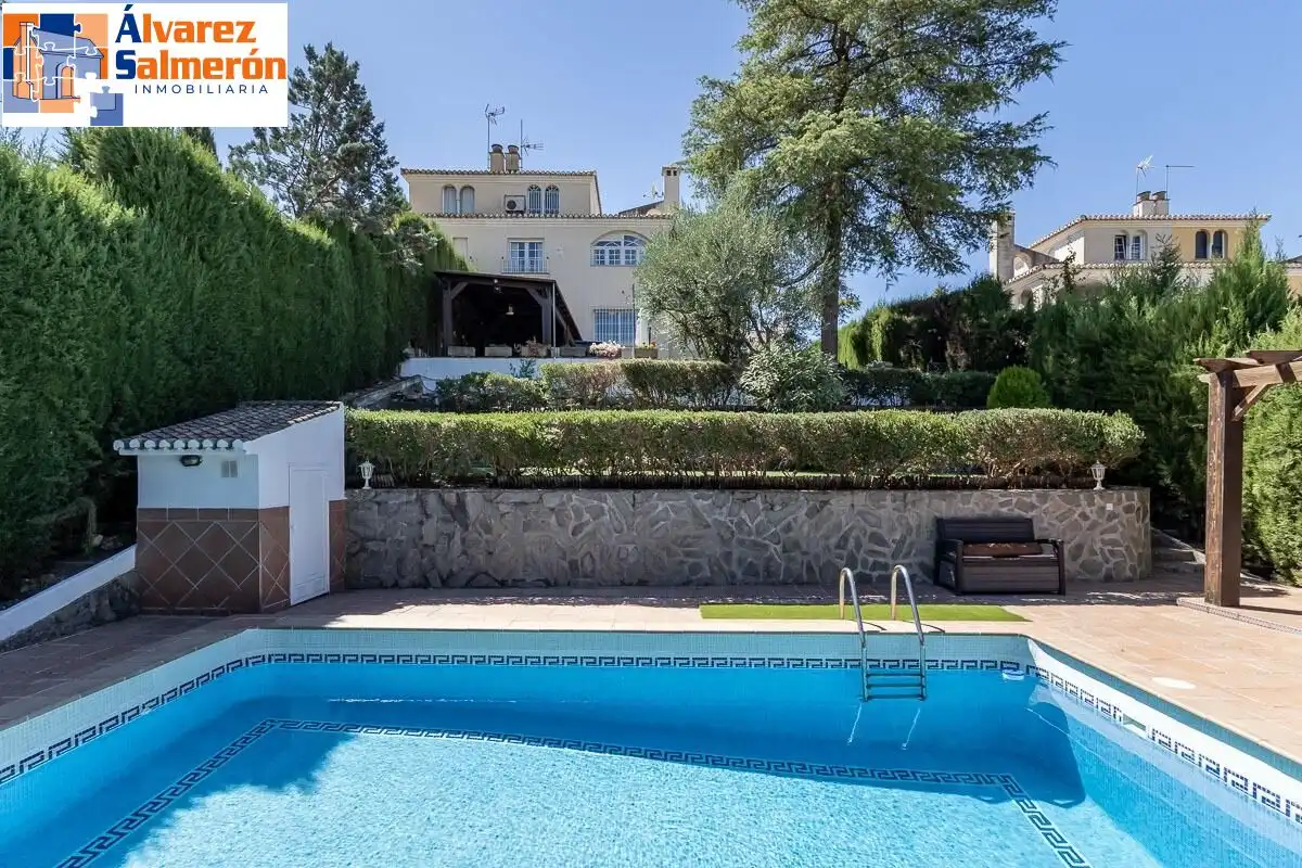 Swimming pool of Houses for sale in Altos de la Zubia