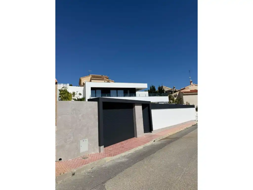 Vista exterior de Casa o xalet en venda en Rojales amb Jardí privat, Piscina i Moblat