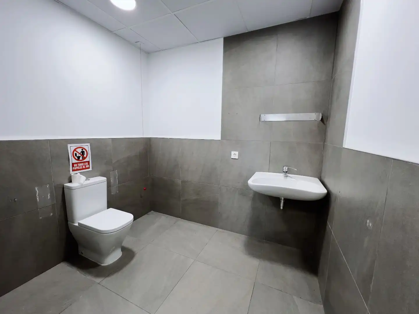 Baño de Local de alquiler en Los Palacios y Villafranca con Aire acondicionado