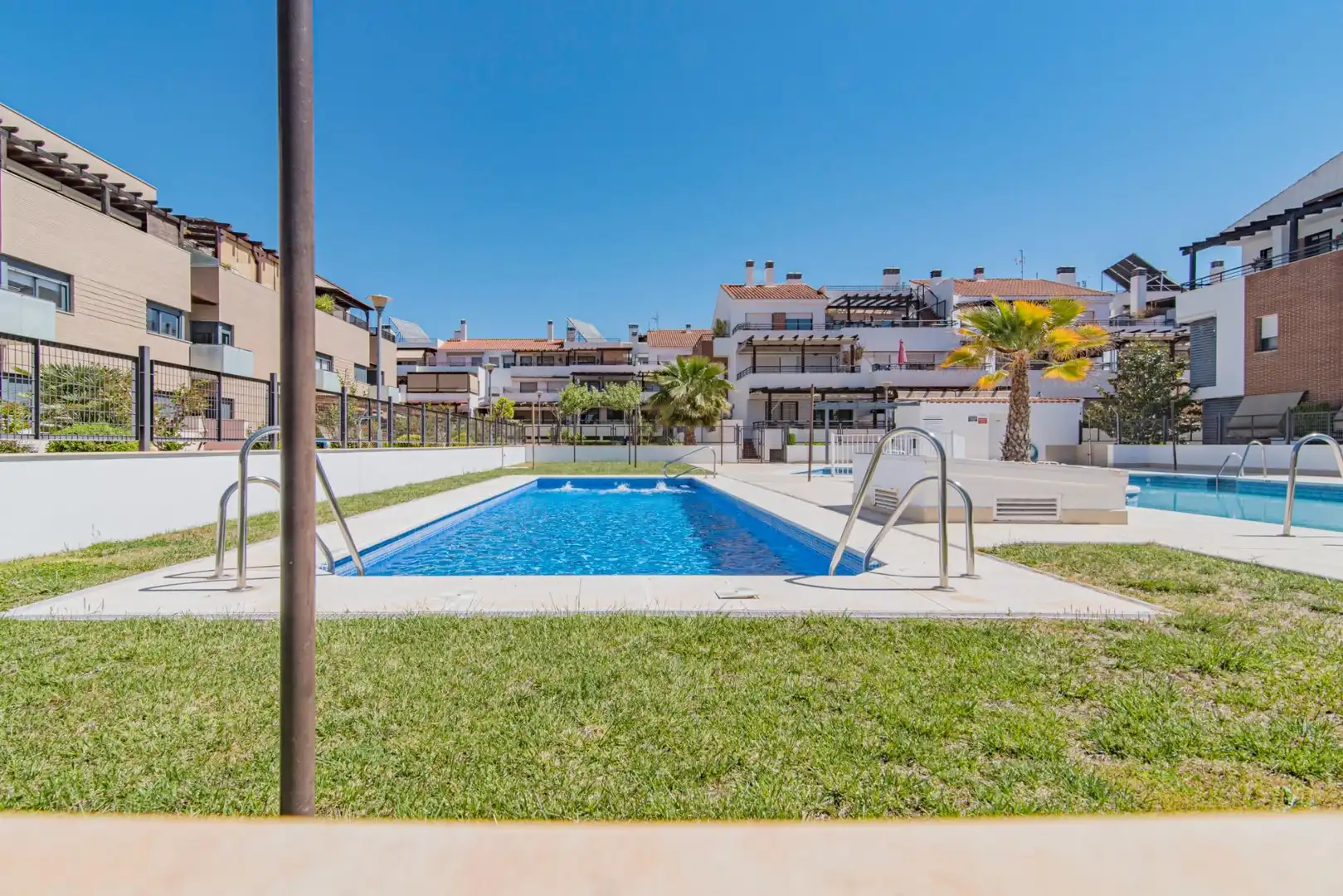 Piscina de Pis en venda en Albolote amb Jardí privat, Terrassa i Moblat