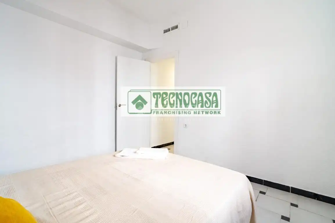 Bedroom of Flat for sale in Granada  with Air Conditioner, Heating and Terrace
