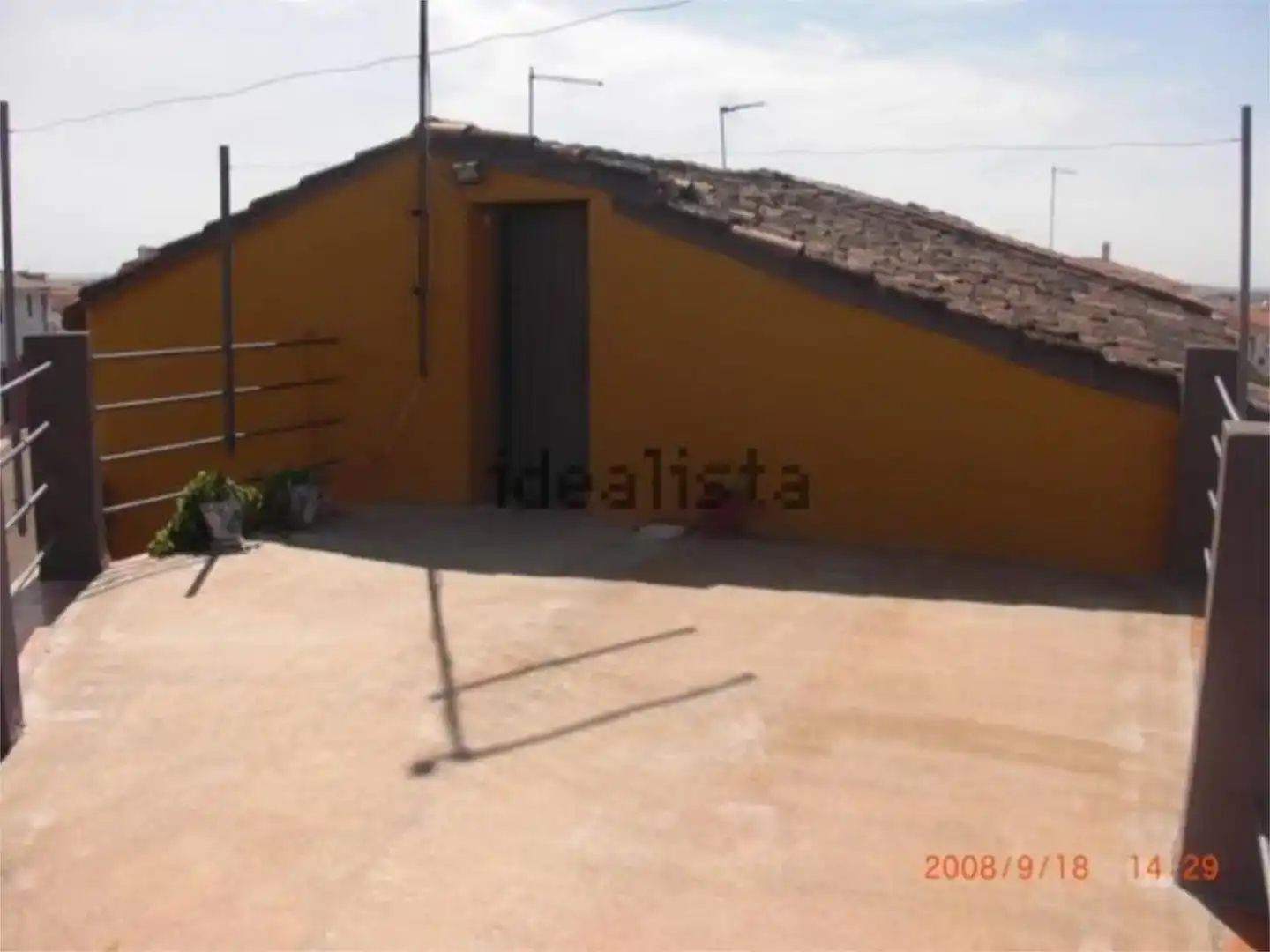 Vista exterior de Casa adosada en venda en Zorita amb Traster
