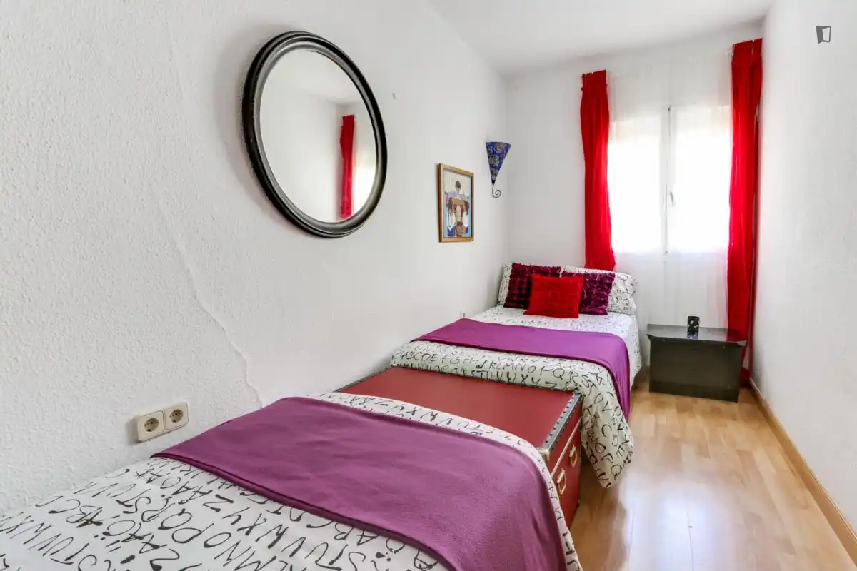 Dormitori de Apartament de lloguer en Madrid amb Aire condicionat, Moblat i Rentadora