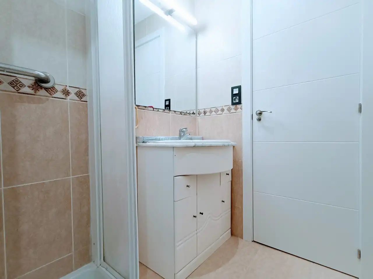 Baño de Piso de alquiler en Madrid con Terraza y Microondas