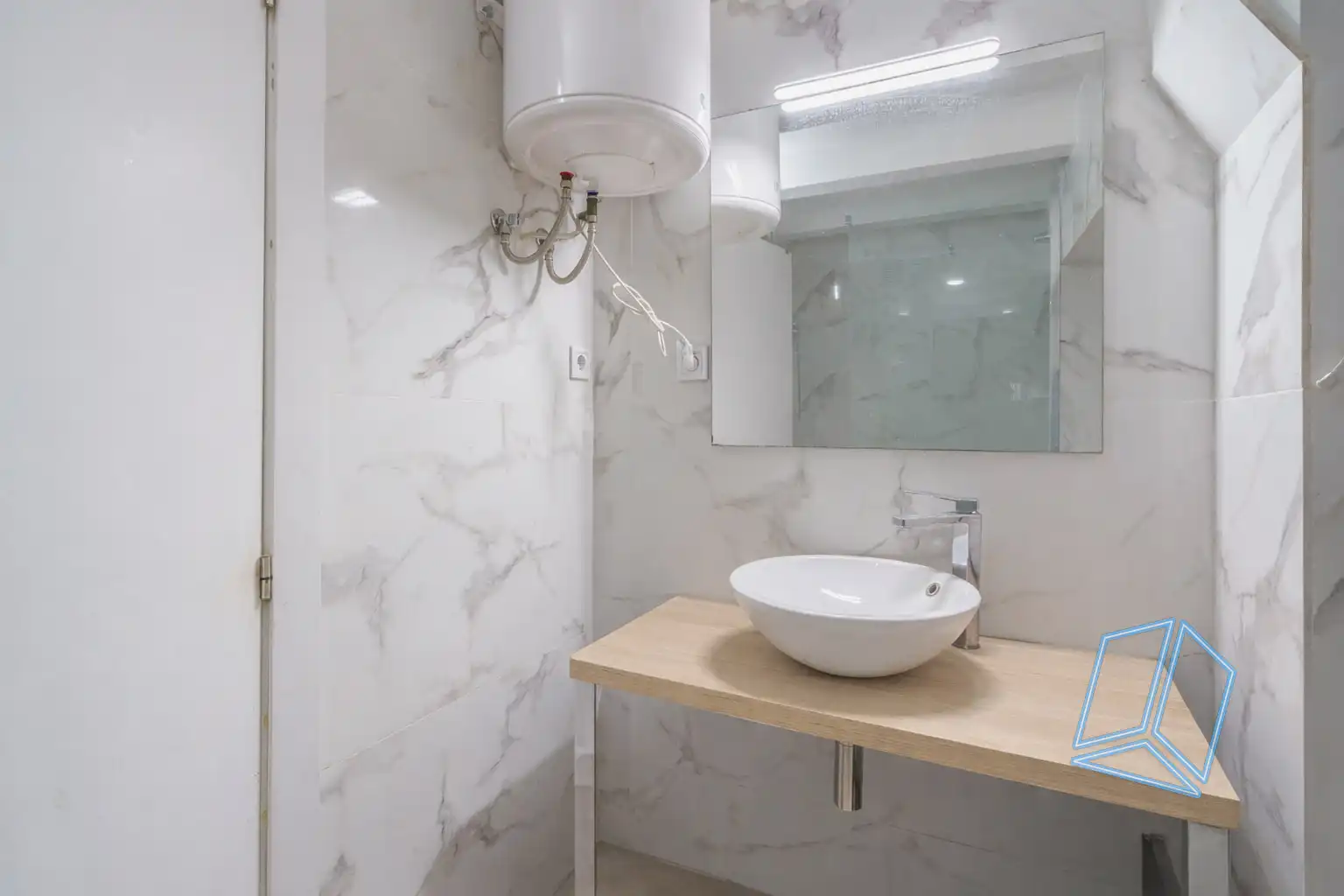 Badezimmer von Erdgeschoss zum Verkauf in Barcelona mit Terrasse