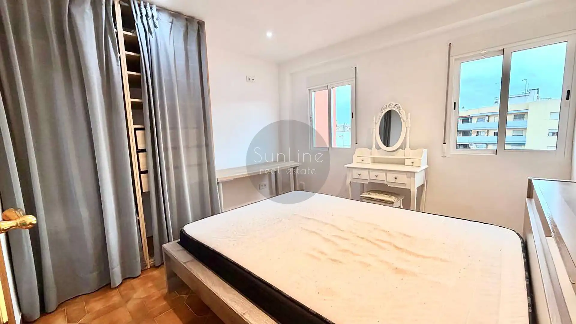 Bedroom of Flat for rent in Valencia  with Air Conditioner, Furnished and Balcony