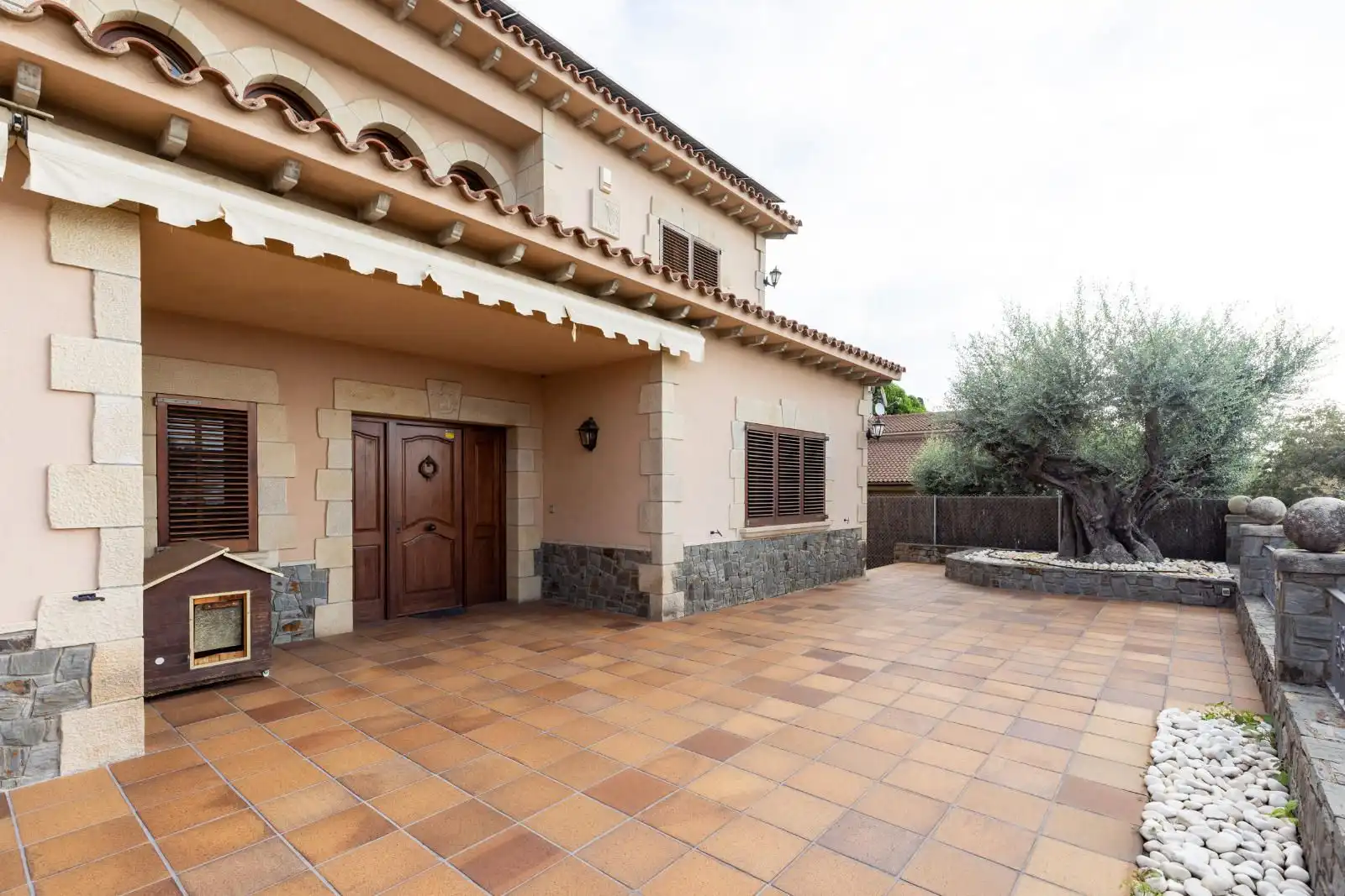 Vista exterior de Casa o xalet en venda en Mataró amb Terrassa i Piscina