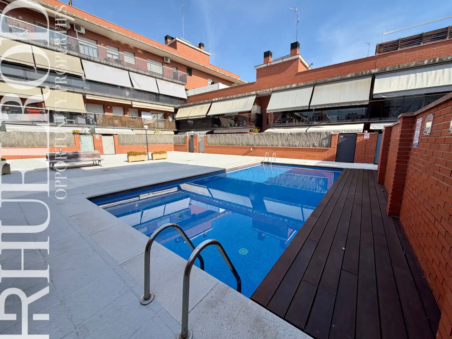 Schwimmbecken von Wohnung zum Verkauf in Badalona mit Klimaanlage, Heizung und Parkett