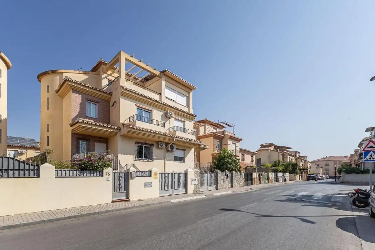 Vista exterior de Casa adosada en venda en Las Gabias amb Calefacció, Jardí privat i Terrassa