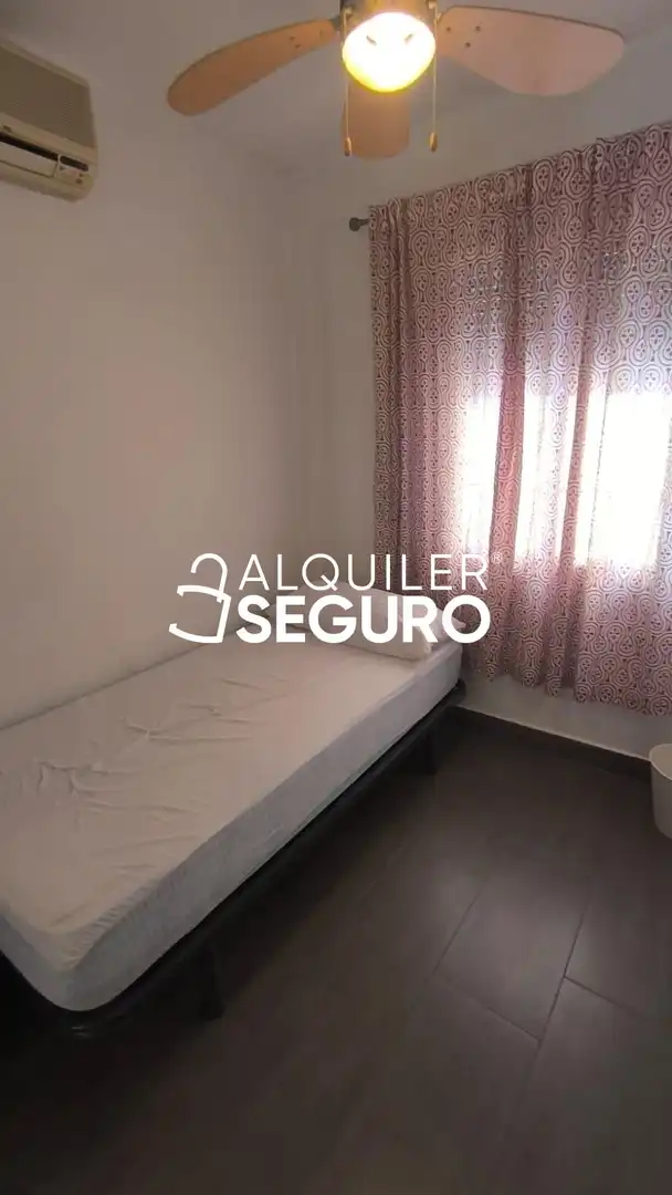 Habitación de Piso de alquiler en Sevilla con Terraza y Amueblado