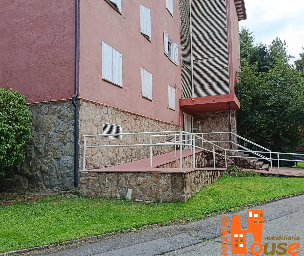 Vista exterior de Piso en venta en Real Sitio de San Ildefonso con Calefacción, Terraza y Piscina comunitaria