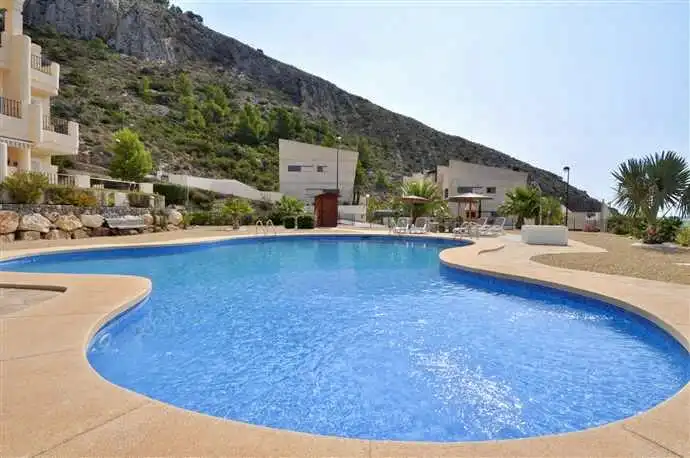 Piscina de Apartament en venda en Calpe / Calp amb Aire condicionat, Calefacció i Jardí privat