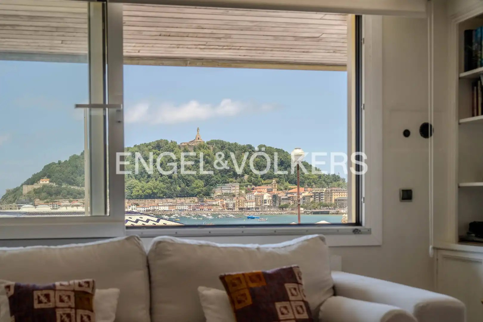 Sala de estar de Piso en venta en Donostia - San Sebastián  con Calefacción, Parquet y Terraza